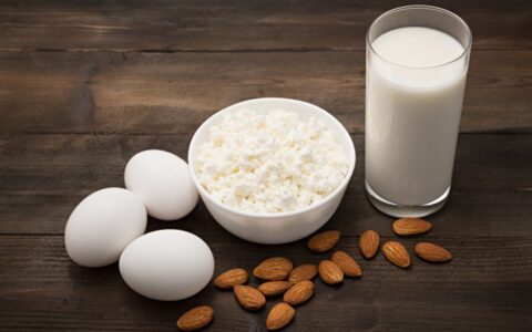 一碗米饭的热量是多少大卡，减肥不能吃米饭吗？