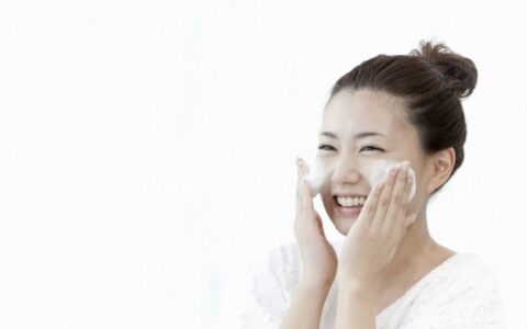 如何让皮肤白皙透亮，怎样让皮肤变白变亮？