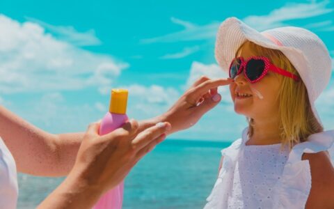 暴晒后皮肤发红刺痛怎么恢复，皮肤晒伤后怎么办