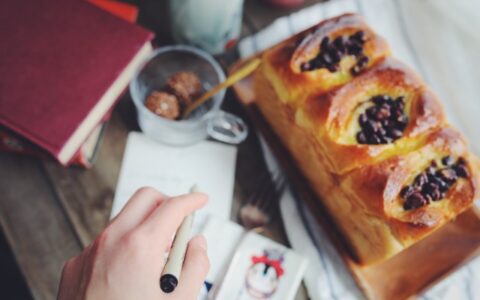 面包和面条哪个热量高，减肥可以吃面包面条吗？