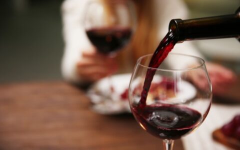 老公天天喝酒该离婚吗，老公酗酒成瘾离婚还是寻求帮助？