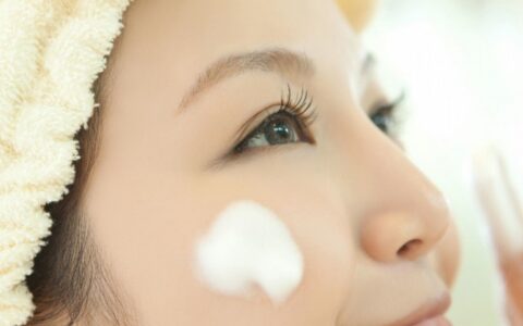 皮肤爱出油用什么改善，赶走皮肤油腻的小窍门