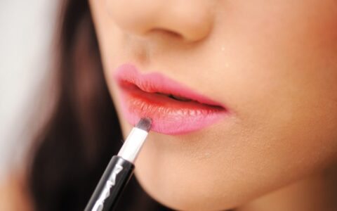 皮肤暗黄适合什么唇色，黄皮肤怎么挑选口红？