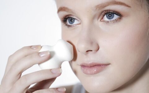 干性皮肤怎么补妆，肌肤干燥的时候有效补妆方法