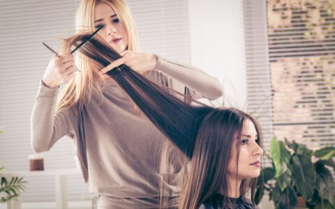 头发干枯毛躁怎么保养头发，改善干枯毛躁头发的保养方法