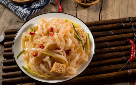 正常凉皮怎么吃热量低点，减肥吃凉皮怎么不发胖？