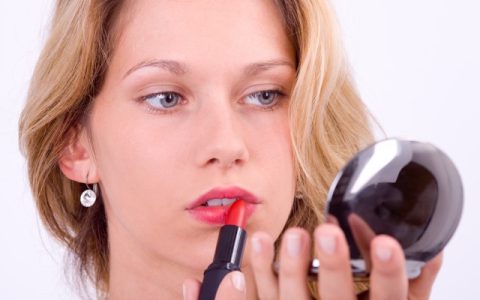 皮肤偏黄适合什么颜色口红，黄皮用哪个颜色口红最好看