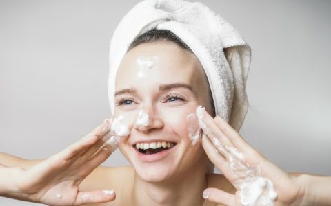 女士油性皮肤用什么洗面奶，油皮怎么选择洗面奶？